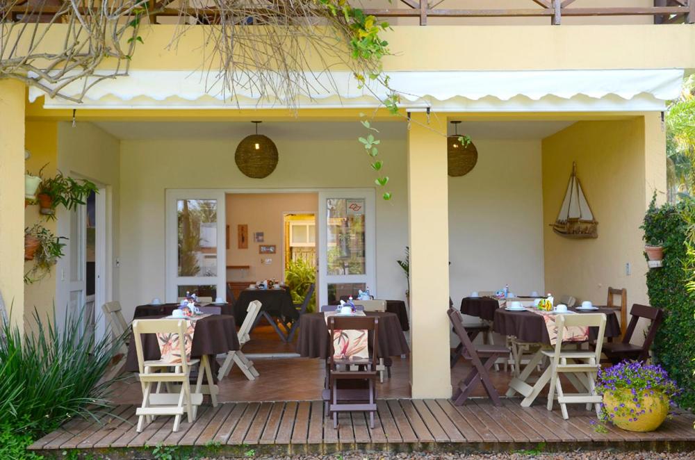 Um restaurante ou outro lugar para comer em Pousada Villa Maritima