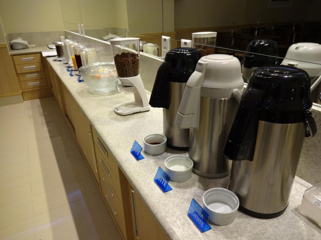 Kemudahan buat kopi dan teh di Elegance Praia Hotel