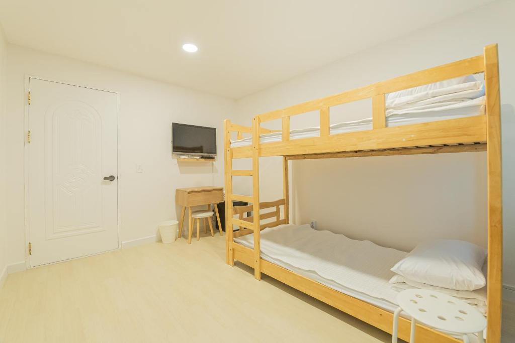 Postel nebo postele na pokoji v ubytování James Blue Hostel