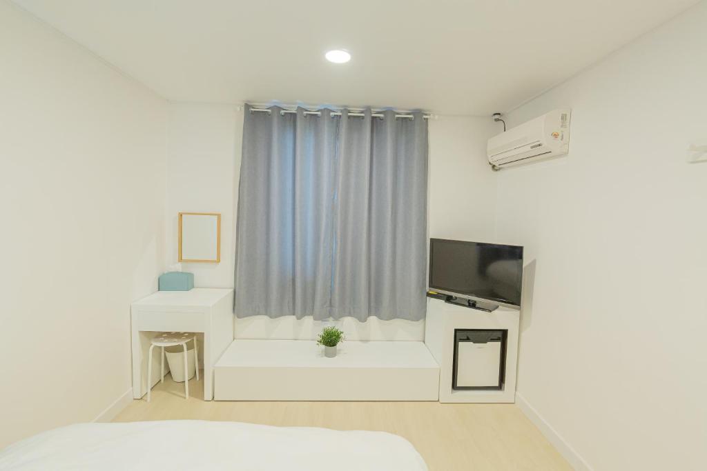 TV a/nebo společenská místnost v ubytování James Blue Hostel