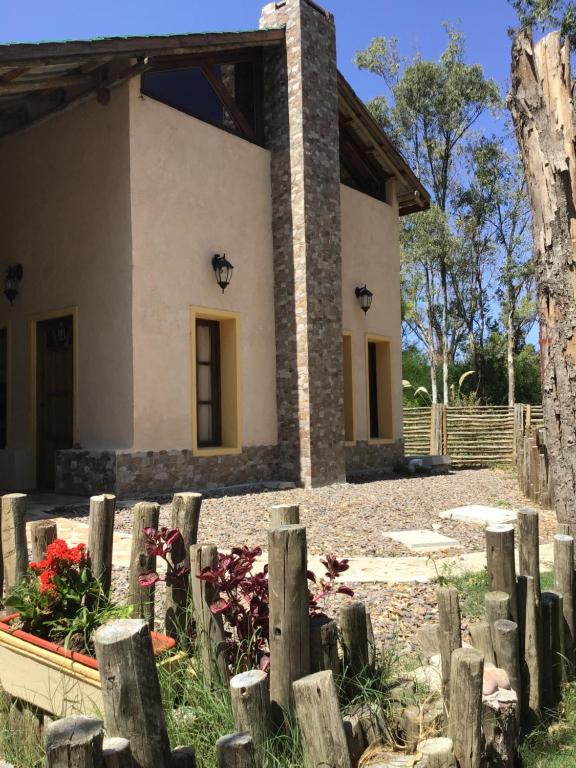 une maison avec une clôture devant elle dans l'établissement Cabañas de Bella Vista, à Bella Vista