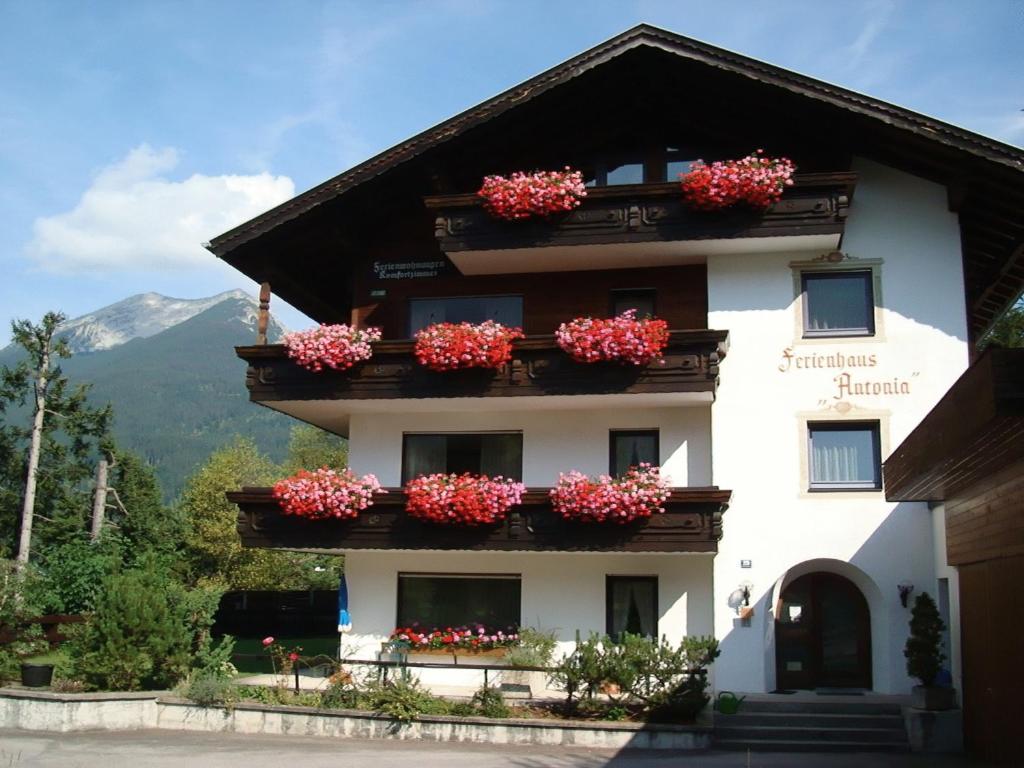 un edificio con flores en sus balcones en Ferienhaus Antonia, en Ehrwald