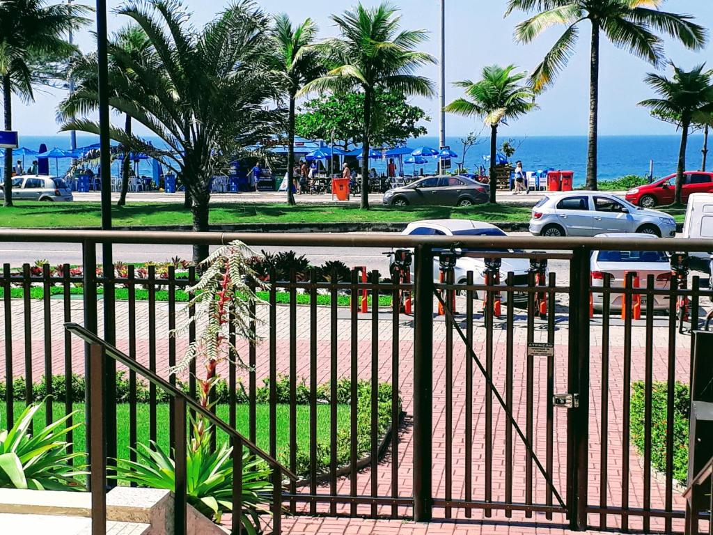 Blick auf einen Park mit Palmen und das Meer in der Unterkunft Marbella Apart Hotel in Rio de Janeiro