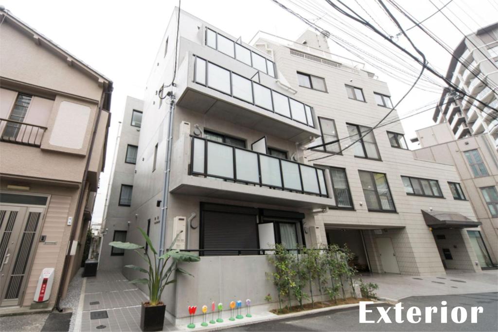un edificio de apartamentos en una calle de la ciudad en nestay inn tokyo kagurazaka 01, en Tokio