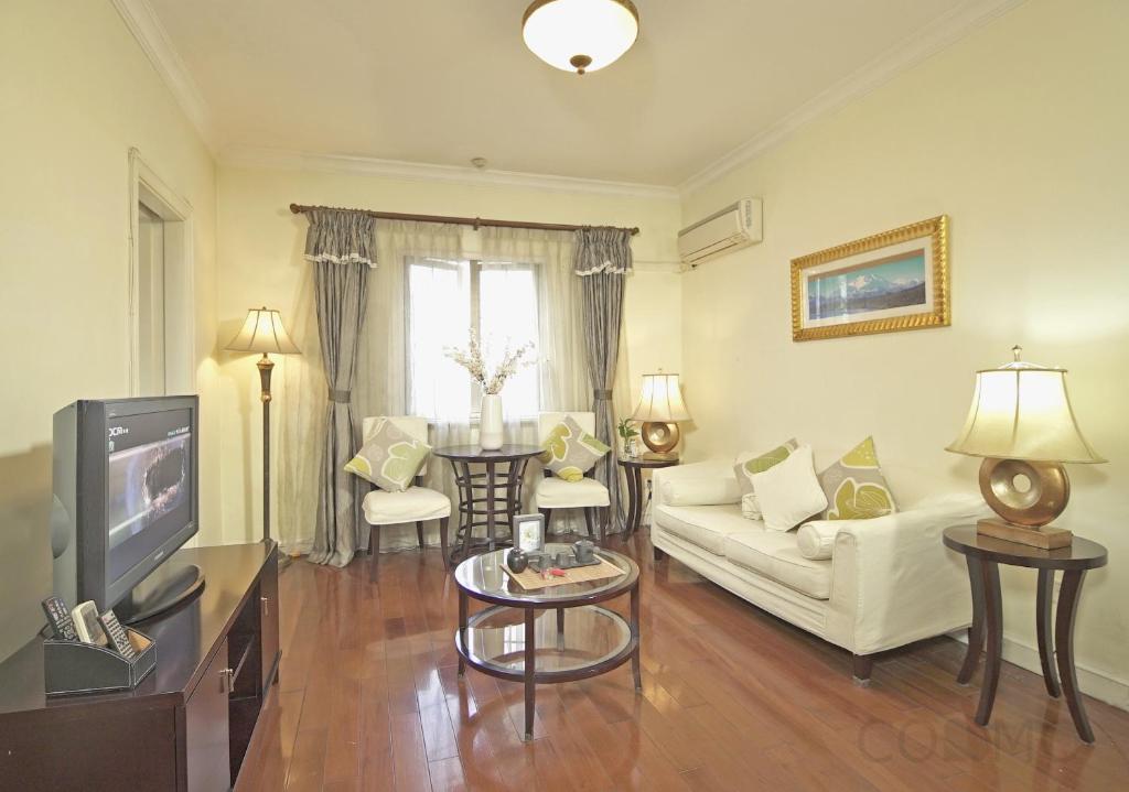 Televisi dan/atau pusat hiburan di Ladoll Service Apartments
