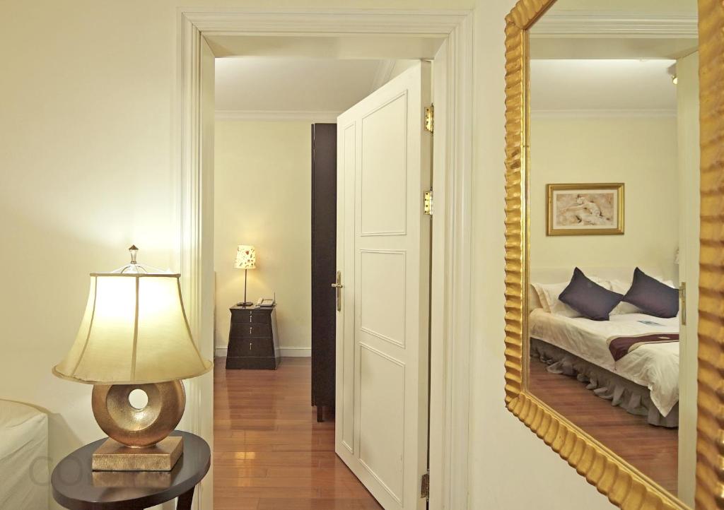 Tempat tidur dalam kamar di Ladoll Service Apartments