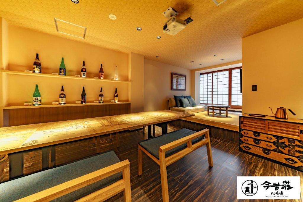 una habitación con un bar con botellas en la pared en Konjaku-So Shinsaibashi Rooftop SPA en Osaka