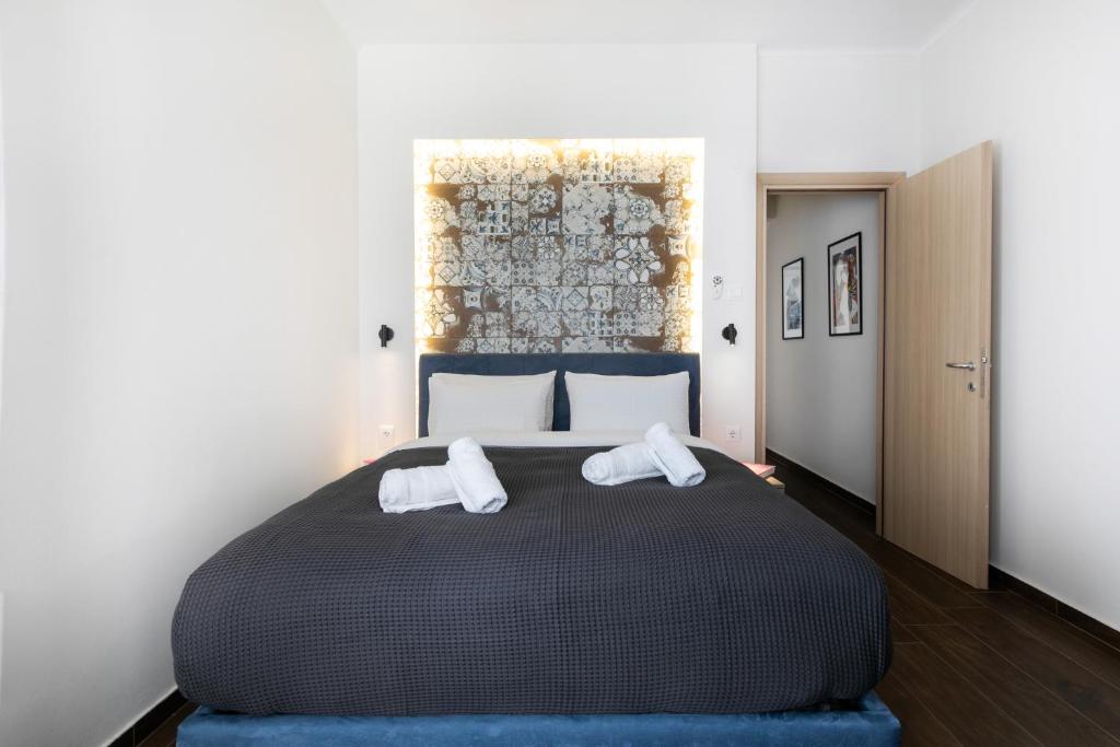 ein Schlafzimmer mit einem großen Bett mit zwei Handtüchern darauf in der Unterkunft Sleeping Beauty Apartment City Center!! in Thessaloniki