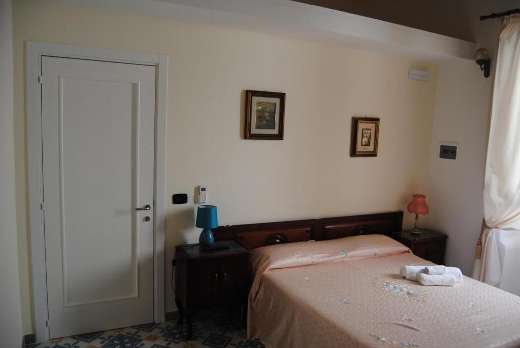 A bed or beds in a room at B & B Palazzo Maestro & Corte Maestro rooms
