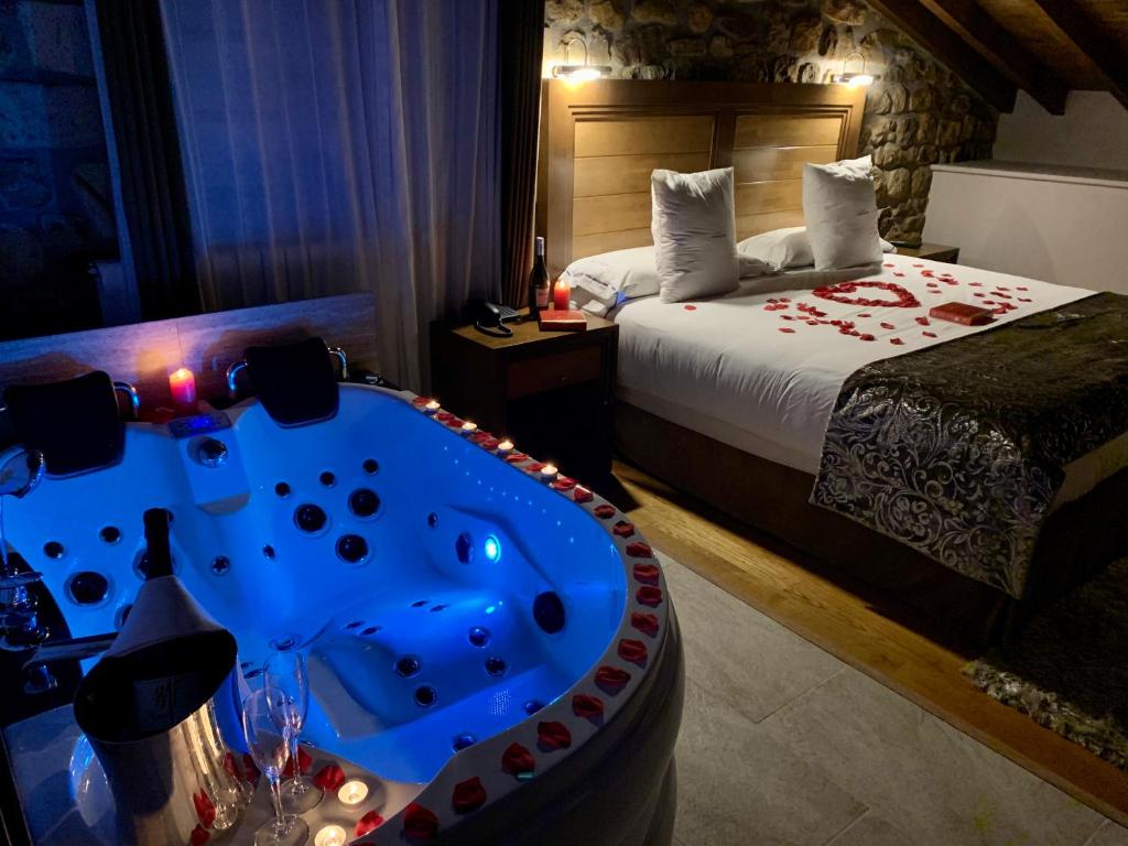 Akla Hotel Suites Valles Pasiegos - Bañera de hidromasaje en Saro