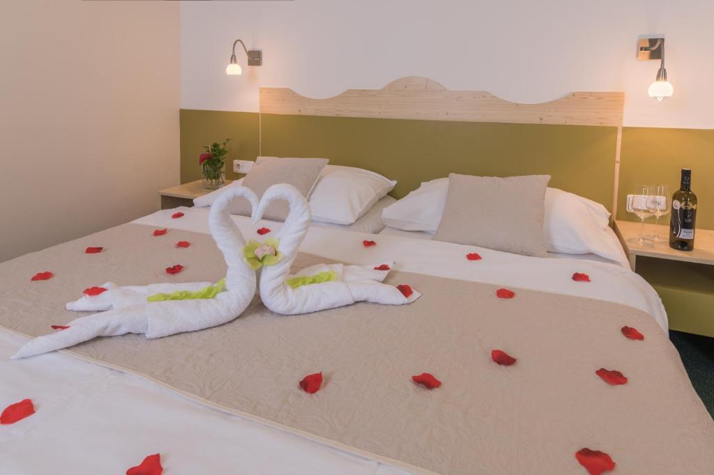Postel nebo postele na pokoji v ubytování Wellness Hotel IRIS