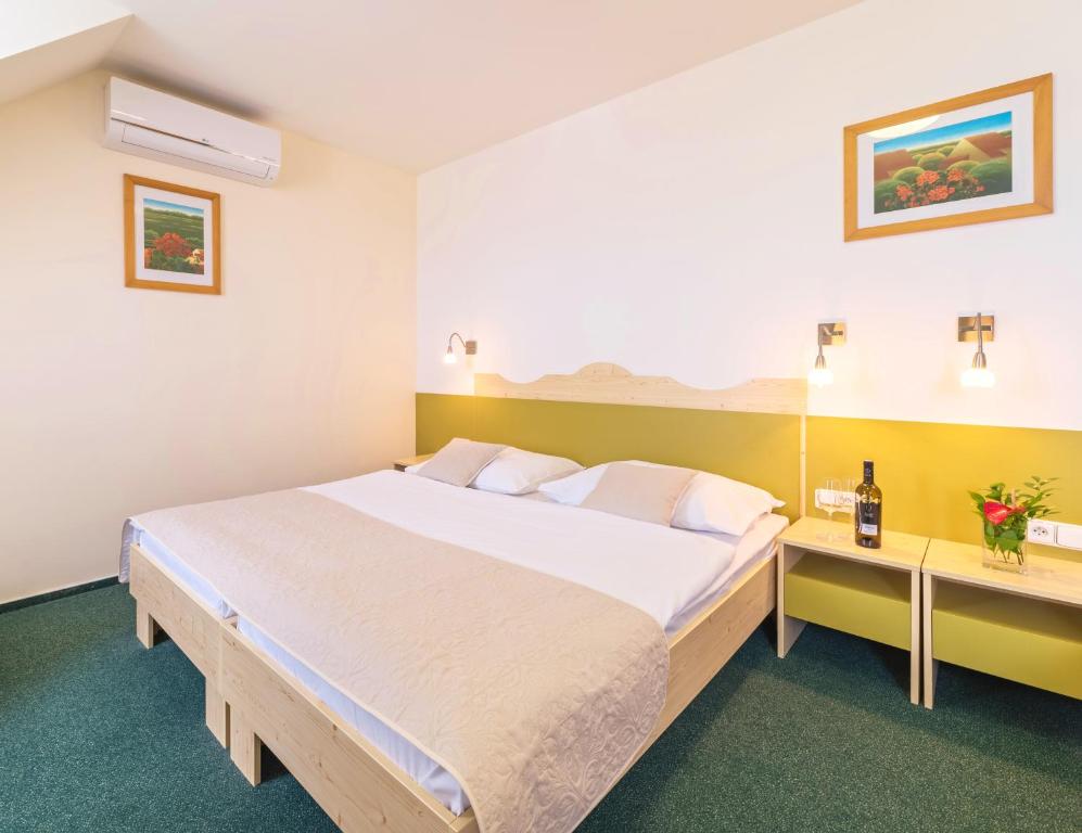 Postel nebo postele na pokoji v ubytování Wellness Hotel IRIS