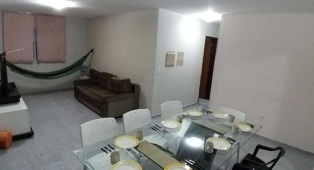 Ein Restaurant oder anderes Speiselokal in der Unterkunft Apartamento Bela Vista perto da Praia para 08 pessoas 
