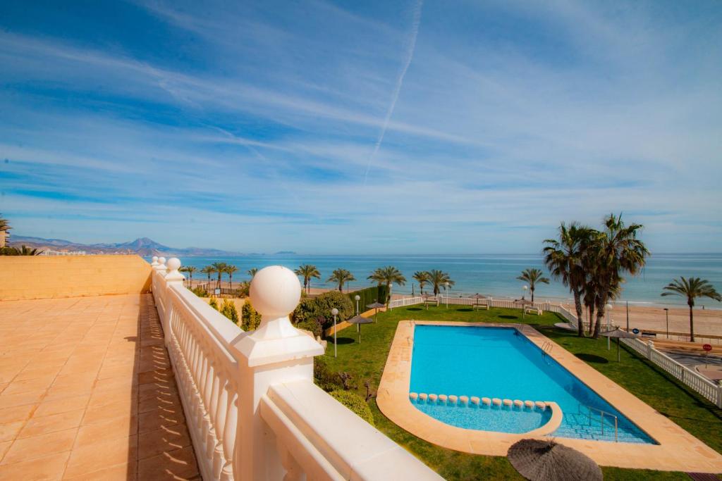 Lovely Apartment Beach Front & Pool - Apartamento De Tres Dormitorios