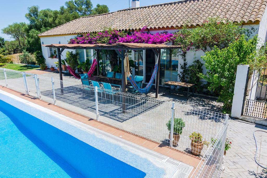 una casa con piscina accanto a una casa di CASA BUGANVILLA a Barbate