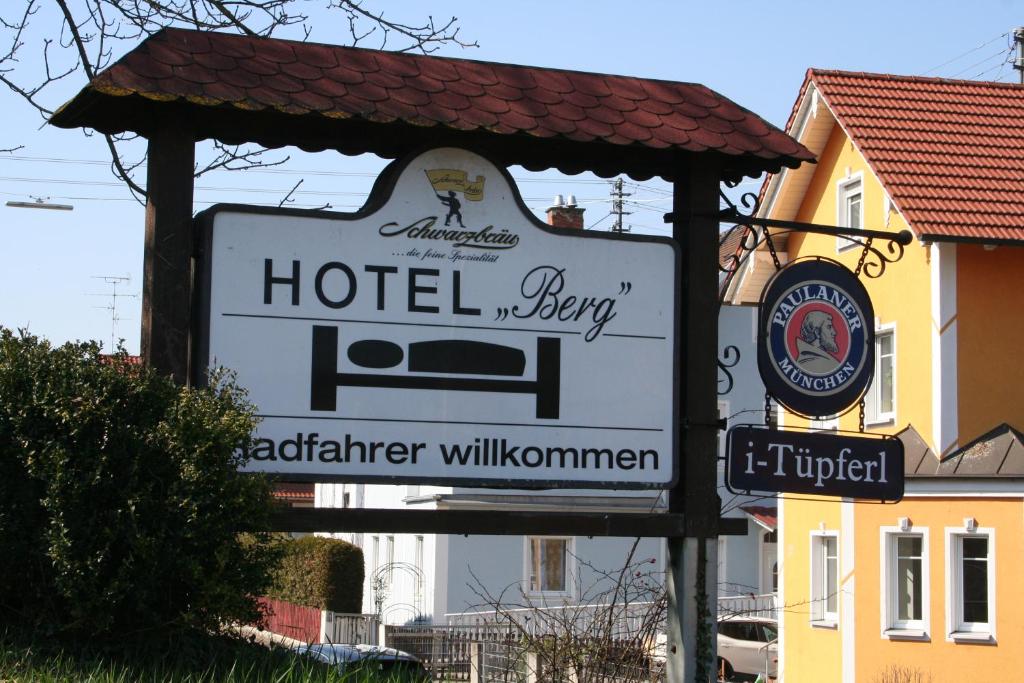 una señal de hotel frente a un edificio en Gasthof Berg, en Höchstädt an der Donau