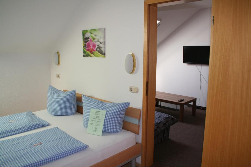 Postel nebo postele na pokoji v ubytování Gasthof Berg