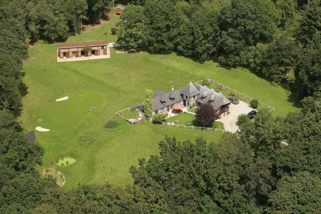- une vue aérienne sur un grand domaine avec une maison dans l'établissement Gite Domaine de la Mésange, à Le Mesnil-Durand