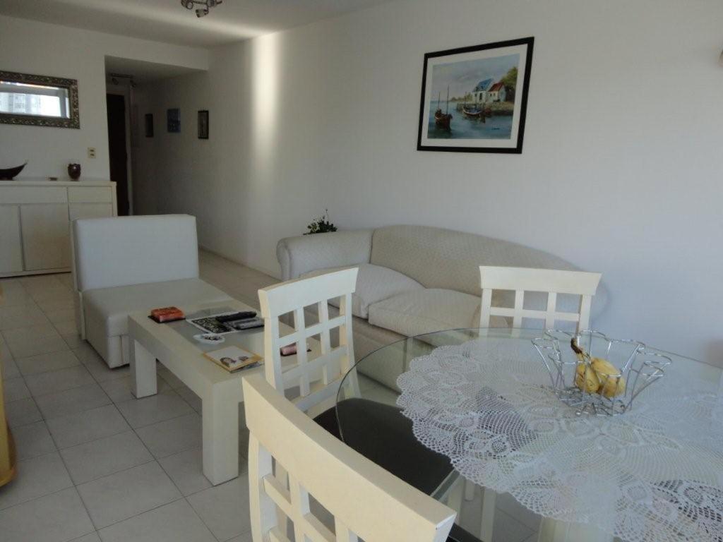 ein Wohnzimmer mit einem Tisch und einem Sofa in der Unterkunft Long Beach - casi un spa in Punta del Este