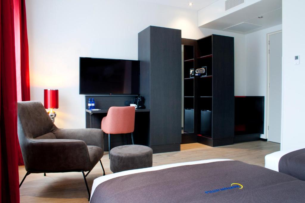 TV a/nebo společenská místnost v ubytování Bastion Hotel Arnhem
