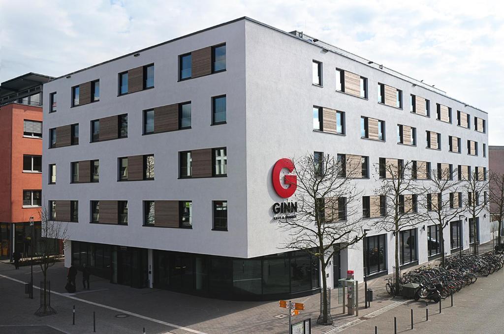 ein großes weißes Gebäude mit einem roten C darauf in der Unterkunft GINN City and Lounge Ravensburg in Ravensburg