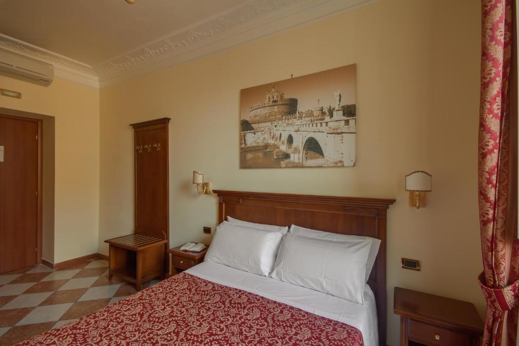 羅馬的住宿－Hotel RomAntica，卧室配有一张床,墙上挂着一幅画
