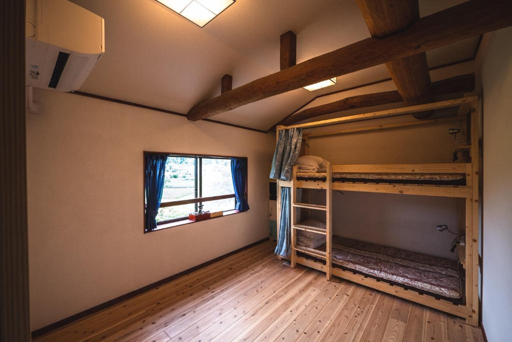 Habitación con 2 literas y ventana en Guest House Himawari - Vacation STAY 32621, en Mine