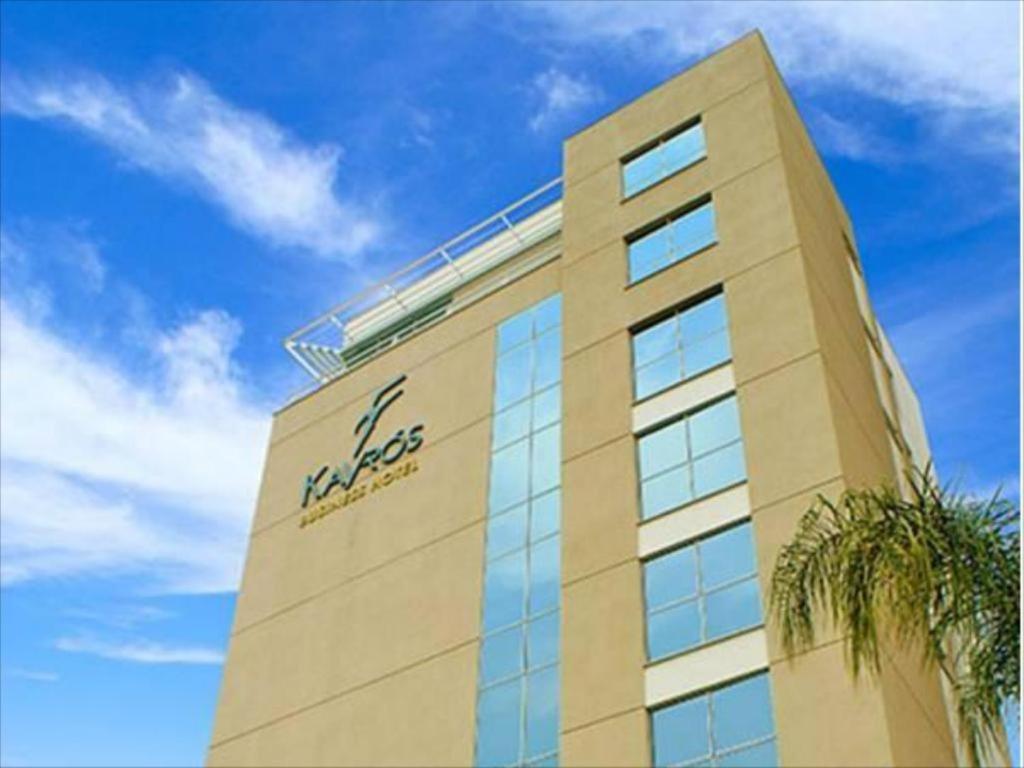 Um edifício alto com um sinal de krispy kreme. em Kayrós Business Hotel em Jaraguá do Sul