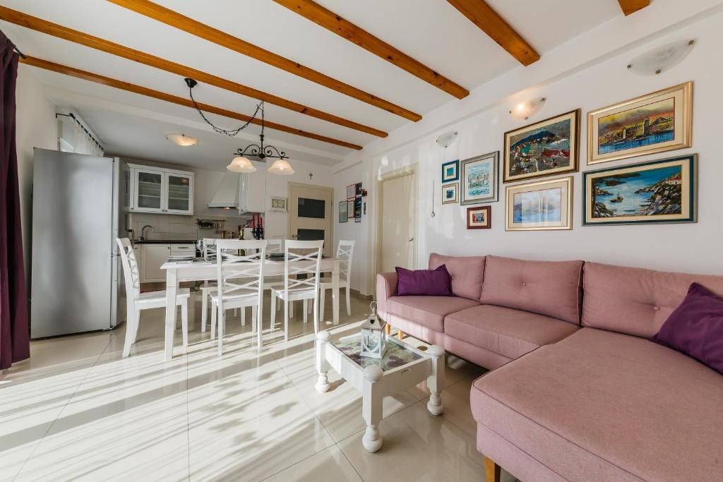 Kuchyň nebo kuchyňský kout v ubytování Villa Luana