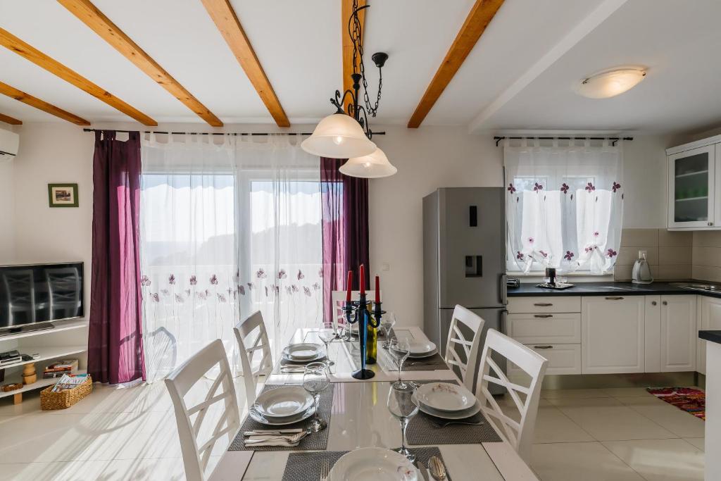Kuchyň nebo kuchyňský kout v ubytování Villa Luana