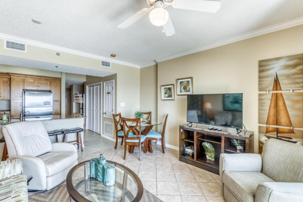 - un salon avec un canapé et une table dans l'établissement Tidewater Condominiums, à Orange Beach