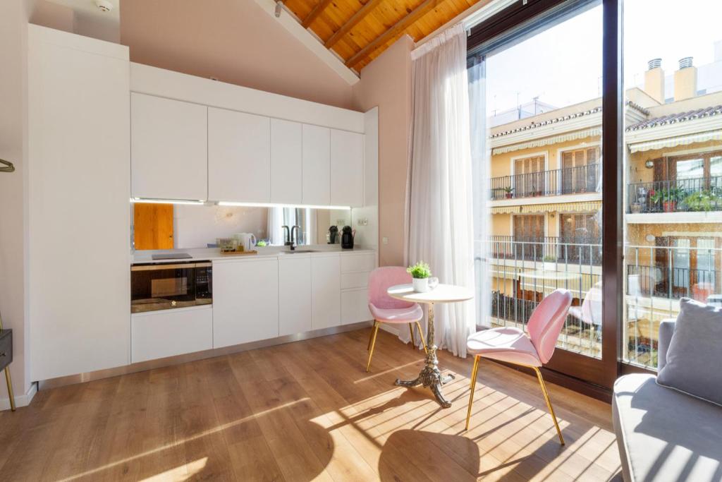 A kitchen or kitchenette at Apartamentos Casapalma Centro Histórico