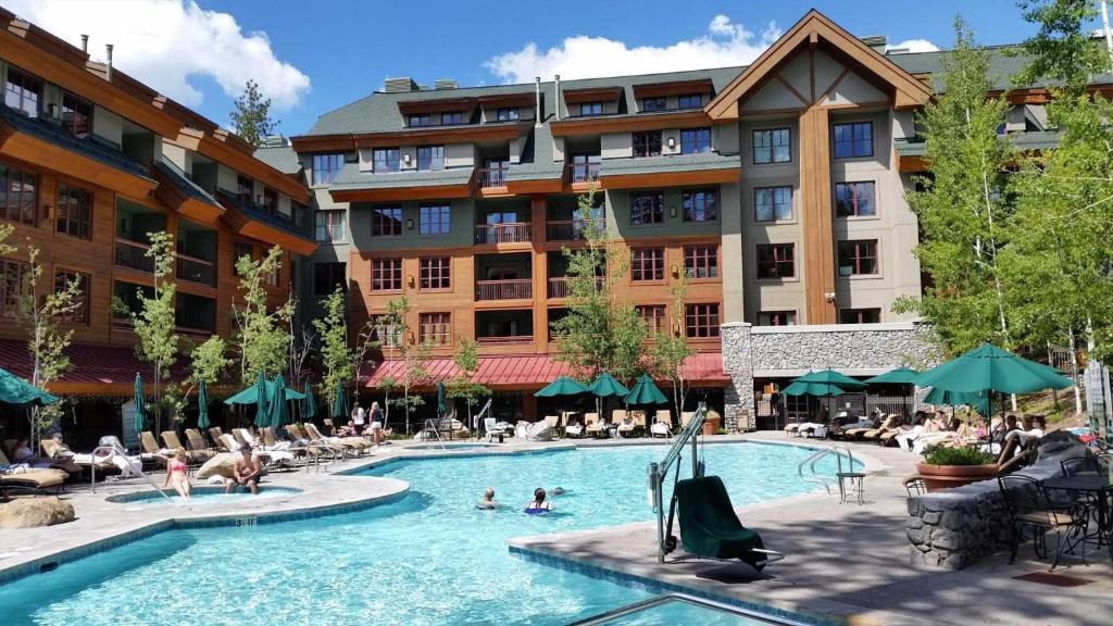 un hotel con piscina per persone di Marriott Grand Res Q3 #2241 a South Lake Tahoe