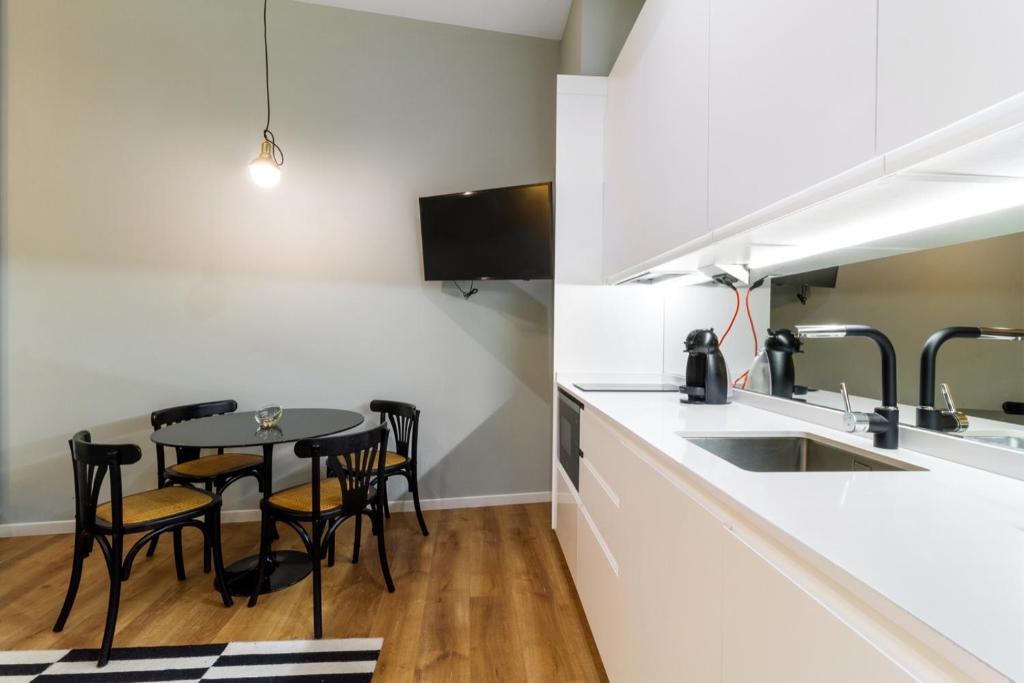 A kitchen or kitchenette at Apartamentos Casapalma Centro Histórico