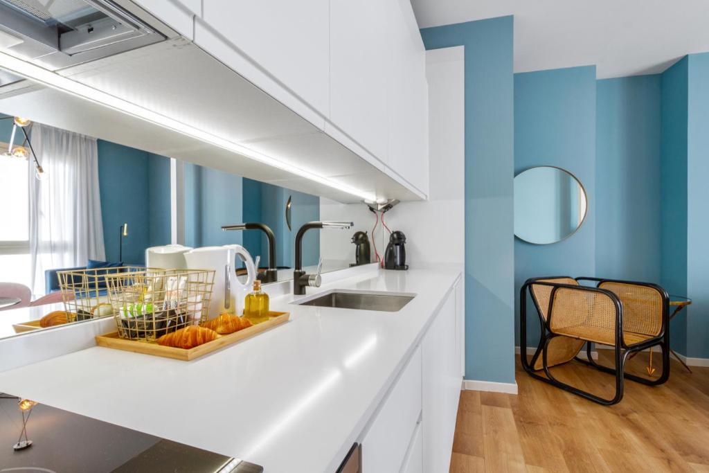 A kitchen or kitchenette at Apartamentos Casapalma Centro Histórico