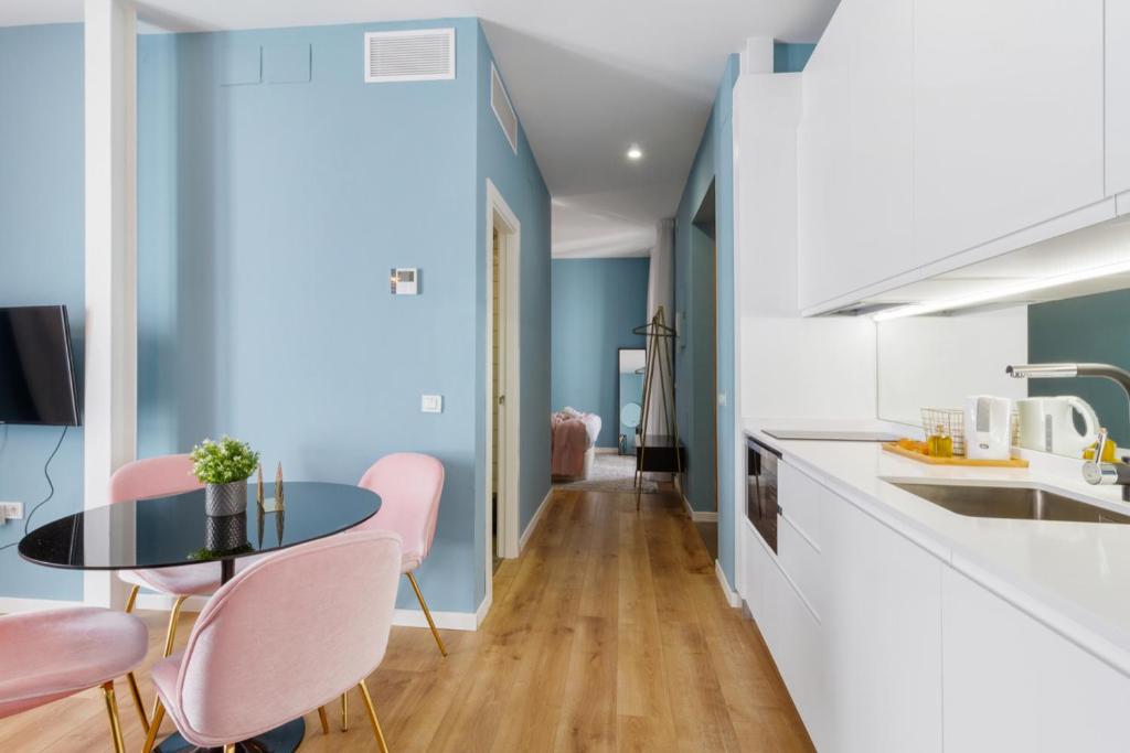 A kitchen or kitchenette at Apartamentos Casapalma Centro Histórico
