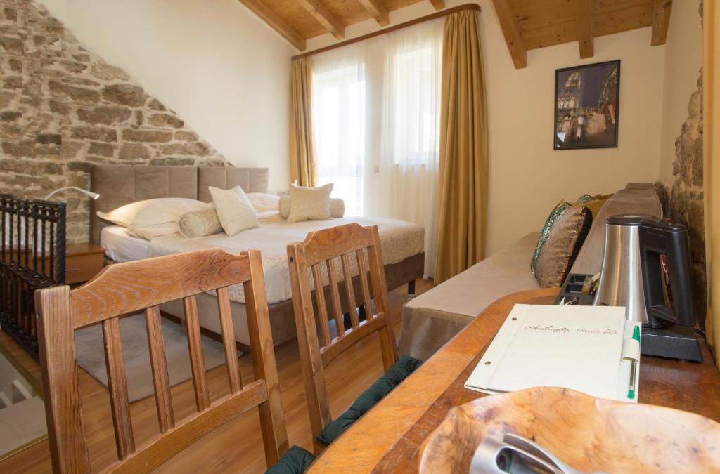 - un salon avec une chambre, un lit et une table dans l'établissement Authentic Luxury Rooms, à Split