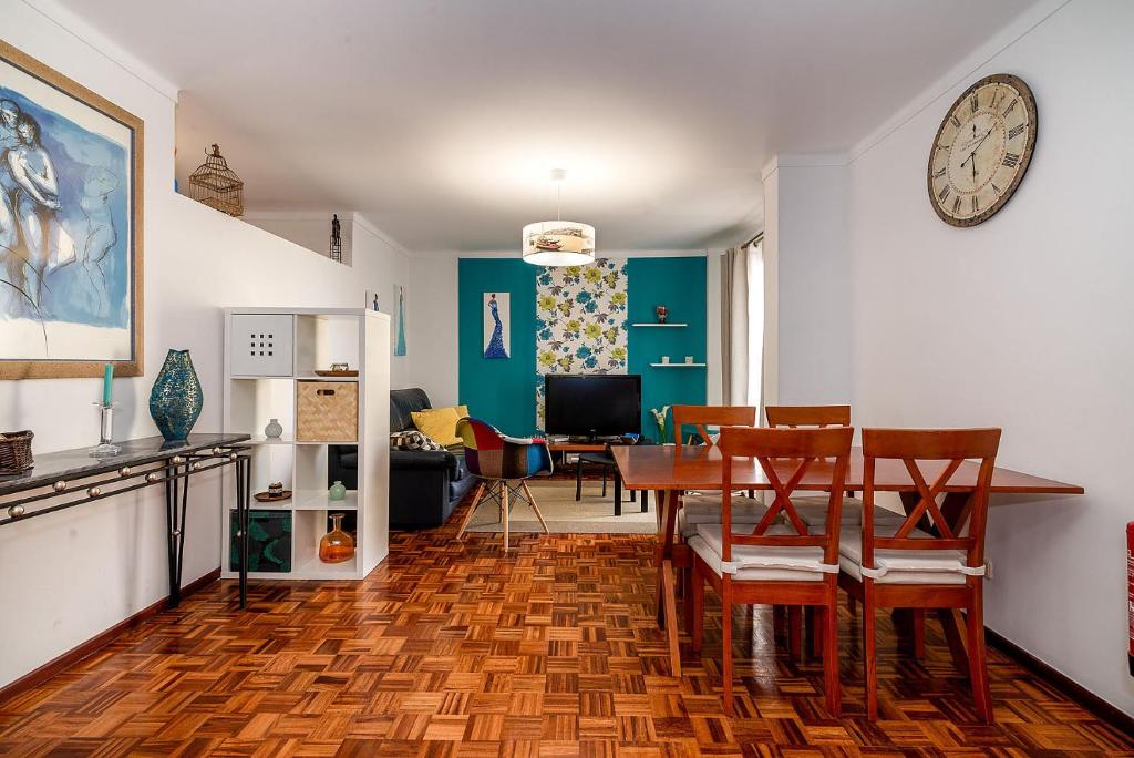 cocina y comedor con mesa y sillas en Senna Apartment en Lisboa