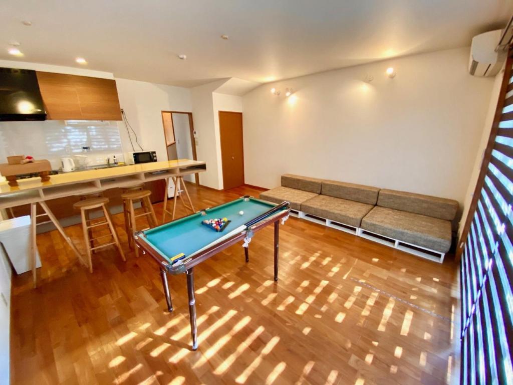 a living room with a pool table in it at ＡＴＴＡ ＨＯＴＥＬ ＫＡＭＡＫＵＲＡ / Vacation STAY 76829 in Kamakura