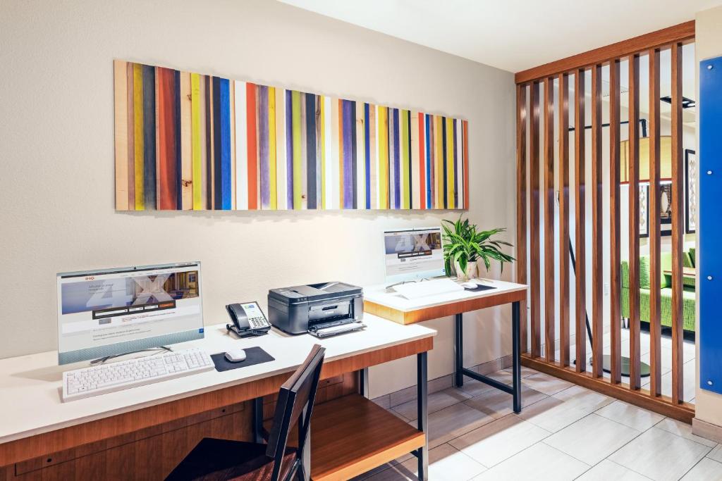 un ufficio con scrivania, computer e stampante di Holiday Inn Express & Suites Junction by IHG a Junction City