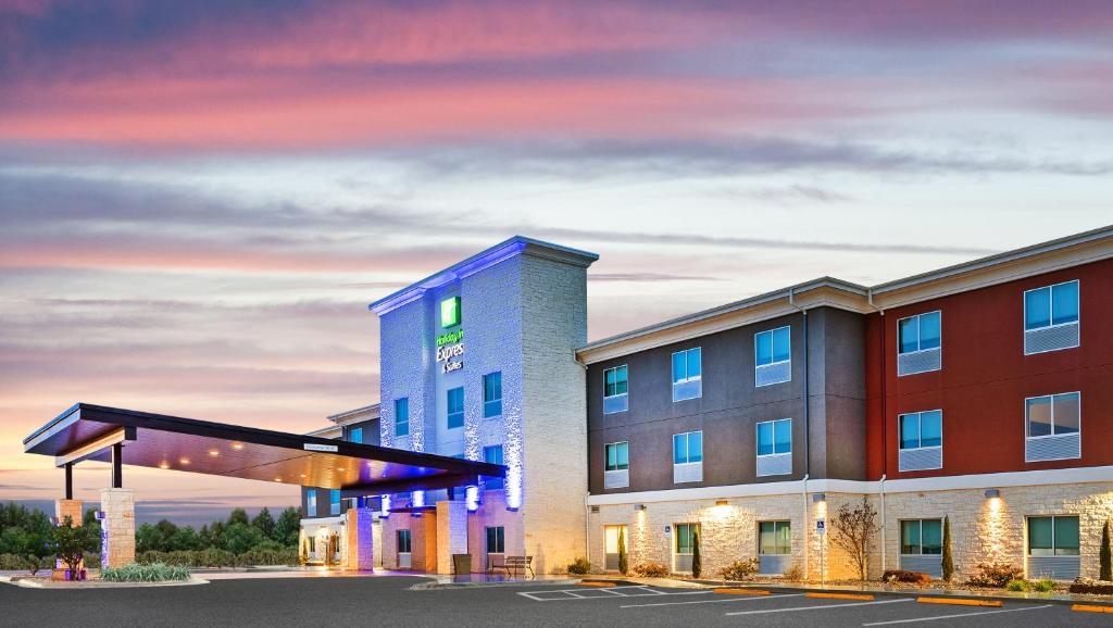 een weergave van een hotel met een gebouw bij Holiday Inn Express & Suites Junction, an IHG Hotel in Junction