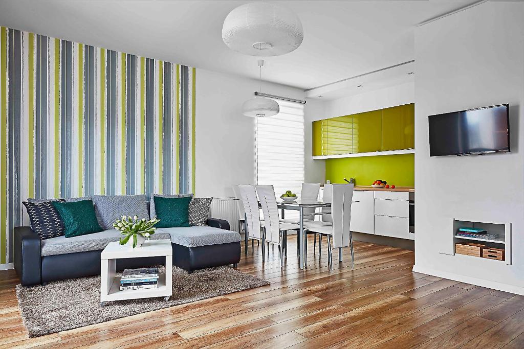 Televízia a/alebo spoločenská miestnosť v ubytovaní IRS ROYAL APARTMENTS Apartamenty IRS Nadmorski Dwór
