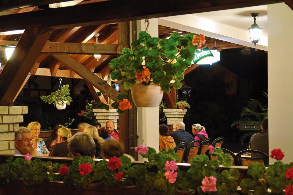 Zahrada ubytování Korona Pension and Restaurant
