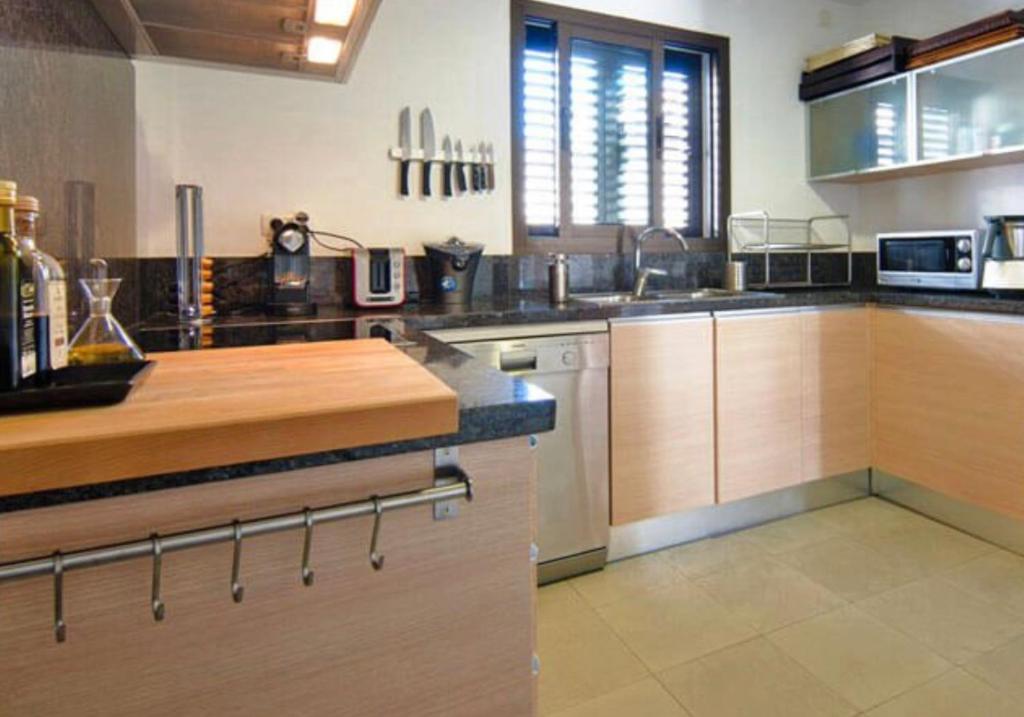 Kuchyň nebo kuchyňský kout v ubytování Sea views modern villa for relaxing holidays