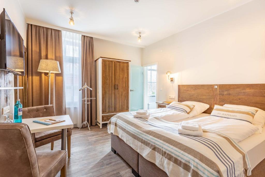 Postel nebo postele na pokoji v ubytování Hotel Achterum Greetsiel
