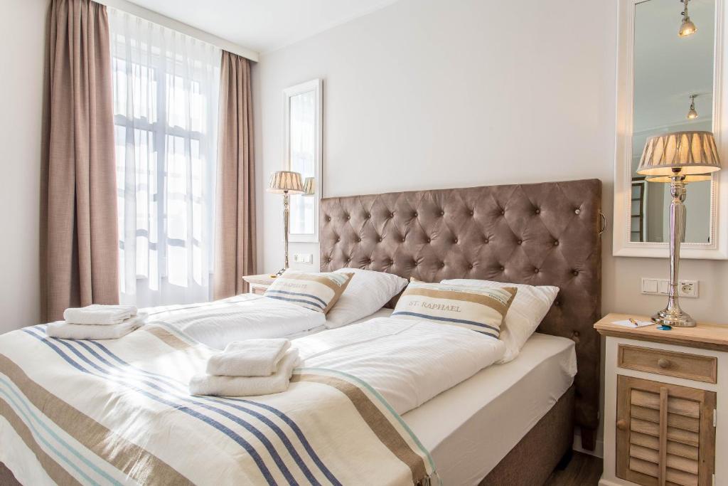 Postel nebo postele na pokoji v ubytování Hotel Achterum Greetsiel