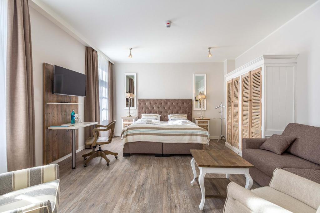 Postel nebo postele na pokoji v ubytování Hotel Achterum Greetsiel