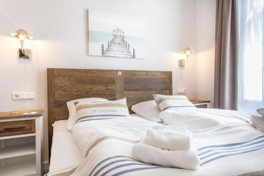 Postel nebo postele na pokoji v ubytování Hotel Achterum Greetsiel