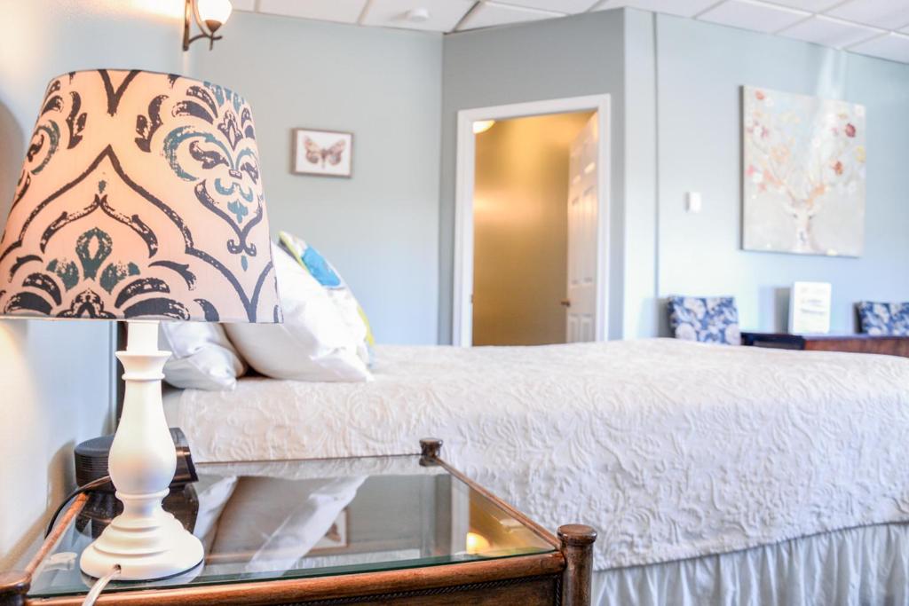 Trailhead Lodging - Queen Room With Futon