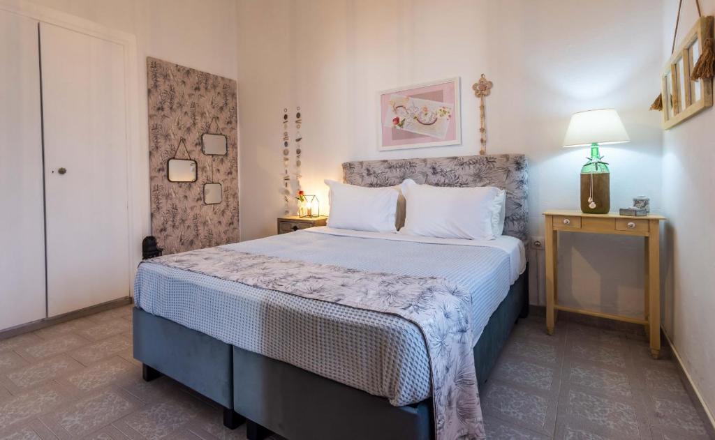una camera da letto con un grande letto con cuscini bianchi di Giorgantis House & Studio a Triovasálos